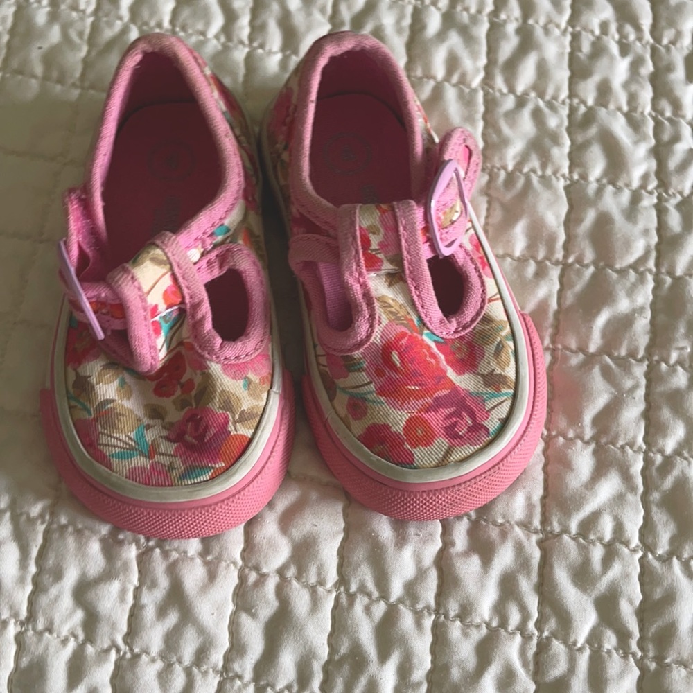 Size 4 toddler shoe by Oshkosh